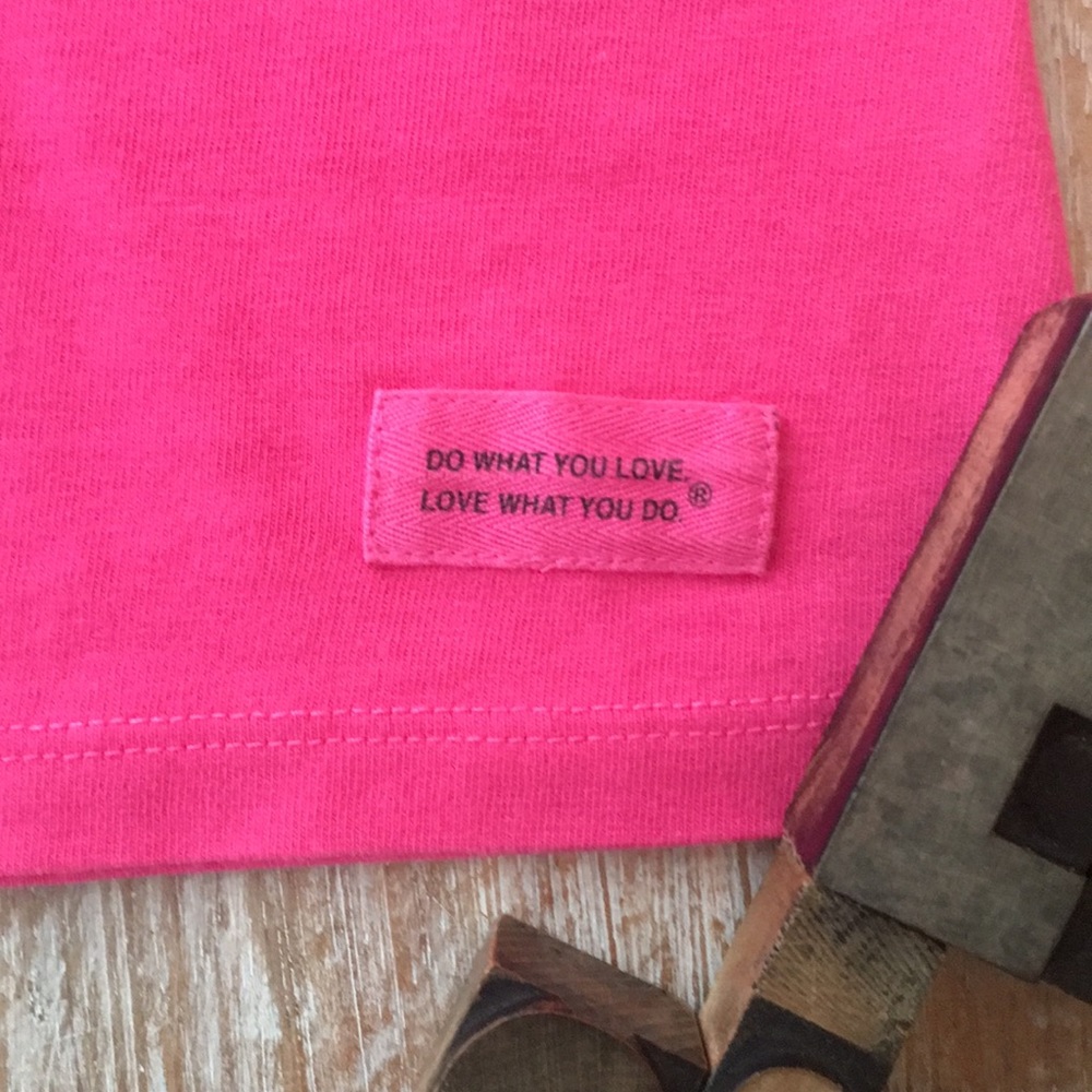 🆕LIFE IS GOOD Women’s Peace☮️ “Outer Banks” Crusher V-Neck T-Shirt in Hot Pink - Picture 7 of 8